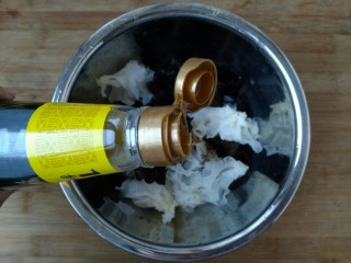 14、凉拌双耳,倒入适量芝麻油。