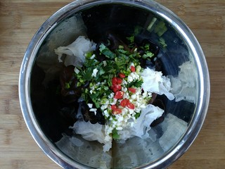 15、凉拌双耳,放入葱，蒜，香菜，小米椒，搅拌均匀即可食用。