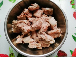 1、萝卜炖排骨,排骨洗净飞水，用温水冲洗干净，沥水