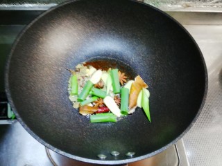 6、萝卜炖排骨,待糖冒泡泡时，倒入备好的香料，煸出香味