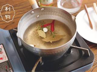 1、西式醋泡菜,混合水 ，苹果醋 ，盐 ，烧酒（可以不用） 和糖 ，加热至糖全部融化，加入香叶 ，干辣椒 ，黑白胡椒 ，蒜 ，芥子 ，香草 ，沸腾约1分钟关火。