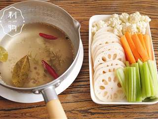 2、西式醋泡菜,晾凉腌渍汁时，将胡萝卜 ，西芹 ，藕片 ，花菜 切成段或片。