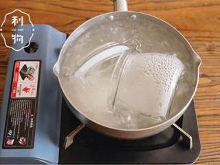 3、西式醋泡菜,密封罐放入沸水中煮约5分钟消毒，捞出擦干水分。