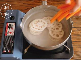 4、西式醋泡菜,将所有食材焯水，水滚后下锅，再次沸腾后煮约1分钟。根据你选择的蔬菜，根类的可以焯水时间长一些。煮好后，捞出晾凉。