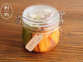 5、西式醋泡菜,将晾凉的蔬菜码入瓶中，再倒入腌渍汁，盖紧盖子，加上标签，冰箱冷藏过夜。