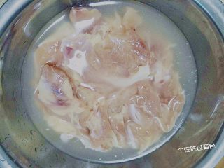 2、碳烤鸡腿肉,清水中加入15毫升料酒，浸泡1小时，去血水去异味