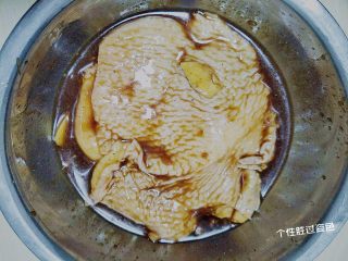 3、碳烤鸡腿肉,加入酱油、料酒、盐、糖、鸡精、五香粉、黑胡椒粉、姜片腌制鸡腿肉