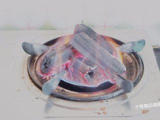 5、碳烤鸡腿肉,烧烤碳用燃气灶烧热，烧制银色