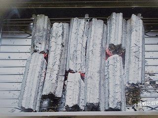 6、碳烤鸡腿肉,然后把烧热稳定的碳，用夹子驾到烧烤炉里