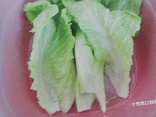 10、碳烤鸡腿肉,生菜洗干净，生菜搭配肥嫩的鸡腿肉更加解腻