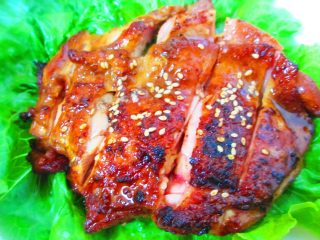 13、碳烤鸡腿肉,咸、鲜滋味诱人，用生菜包裹着吃，赞赞的~
