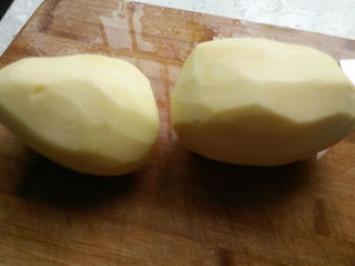 1、这道菜成本就几块钱，比大鱼大肉还好吃！,准备食材：土豆、青椒、红椒、大蒜、葱、干辣椒。配料：油、盐、醋、鸡精。土豆去皮。