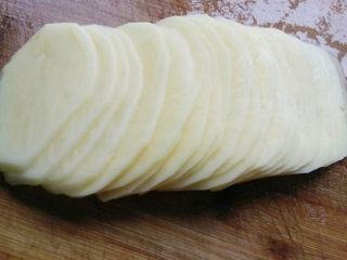 2、这道菜成本就几块钱，比大鱼大肉还好吃！,首先将所有食材准备后，把土豆去皮洗净切成薄片。