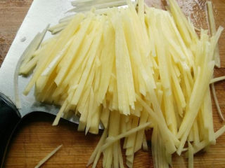3、这道菜成本就几块钱，比大鱼大肉还好吃！,接着改刀切成土豆丝。（土豆丝切的厚度大小一样的，这样在炒至的时候比较好掌握土豆丝的熟度）