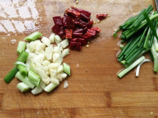 5、这道菜成本就几块钱，比大鱼大肉还好吃！,接着我们开始准备配料：大蒜剁成蒜末、干辣椒切段、葱切成长段备用。