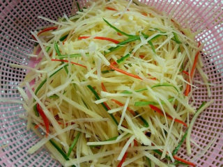 7、这道菜成本就几块钱，比大鱼大肉还好吃！,将煮好捞出的土豆丝快速过一遍凉水，然后捞出沥干备用。