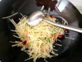 8、这道菜成本就几块钱，比大鱼大肉还好吃！,起锅烧热，加入适量的植物油，油烧热后将蒜末、干辣段下锅爆香后将土豆丝下锅一同翻炒。