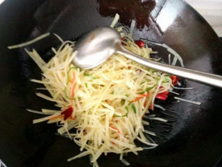 9、这道菜成本就几块钱，比大鱼大肉还好吃！,大火快速翻炒，加入1小勺的盐调味、1小勺的鸡精、3勺的醋翻炒入味后即可捞出（喜欢吃酸的朋友可以多加一些醋，如果不喜欢太酸也可以少放的）