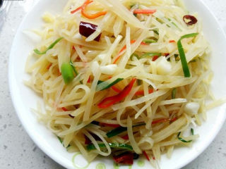 10、这道菜成本就几块钱，比大鱼大肉还好吃！,快速翻炒入味后即可出锅装盘（这里不要炒太长时间，入味就可以出锅了，因为土豆丝已经焯水煮断生了）