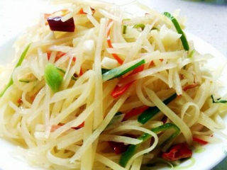 11、这道菜成本就几块钱，比大鱼大肉还好吃！,出锅前加入葱段下锅翻炒入味即可。这样一道家常版的酸辣土豆丝就做好啦，做法简单又香又好吃哦，拿来配饭吃最合适不过了。