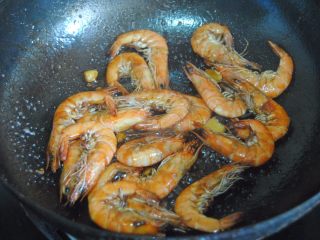 8、洋葱油爆虾,翻炒到上色
