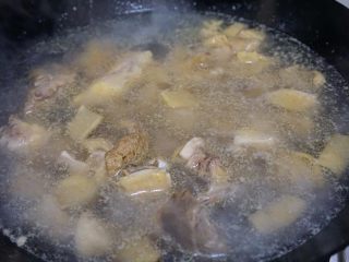 1、家庭版黄焖鸡,3.锅内倒水煮沸，将切好的鸡块放入沸水中焯烫然后捞出沥干水分