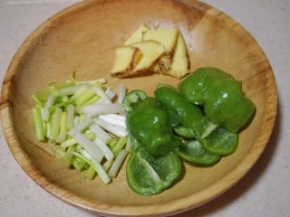 2、家庭版黄焖鸡,4.将老姜切片；葱切成段；青椒切成片待用