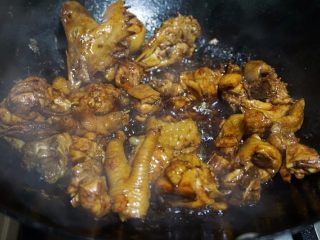 3、家庭版黄焖鸡,6.倒入老抽、生抽、蚝油翻炒均匀