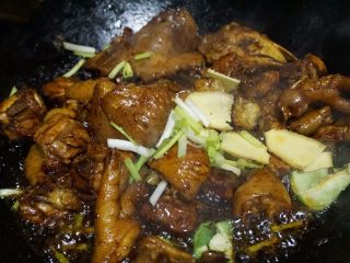 4、家庭版黄焖鸡,7.再将姜片、葱段、八角下锅