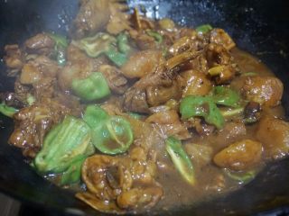 5、家庭版黄焖鸡,9.待汤汁收紧时，下青椒块翻炒均匀即可关火