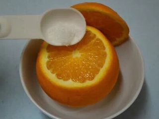 1、蒸盐橙,橙子放入碗中，用筷子在肉上扎几个孔，撒上适量食盐。