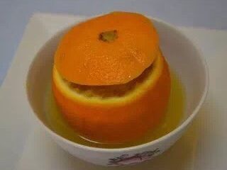 2、蒸盐橙,把橙盖盖上，放入锅中蒸煮10分钟。