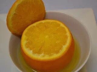 3、蒸盐橙,出锅后，把橙肉掏出，连熬好的汤一起趁热喝下，再也不要买什么止咳消炎药了~