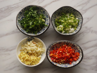 2、热拌鲫鱼,将蒸熟的鲫鱼取出摆入盘内