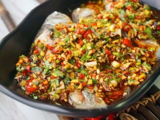 4、热拌鲫鱼,将调好的汁儿淋在鲫鱼表面再撒上少许香菜末即可食用