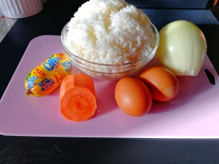 1、#炒饭秀#_韩式炒饭,备料：米饭一碗圆葱一个火腿肠一个鸡蛋两个。