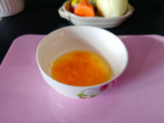 3、#炒饭秀#_韩式炒饭,鸡蛋黄另倒一个碗