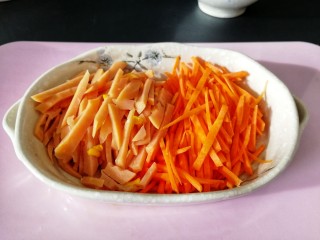 4、#炒饭秀#_韩式炒饭,切胡萝卜丝火腿肠丝