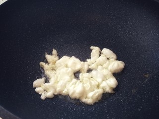 7、#炒饭秀#_韩式炒饭,先煎鸡蛋清盛盘备用