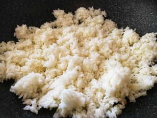 8、#炒饭秀#_韩式炒饭,锅里留油倒入米饭