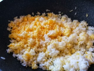 9、#炒饭秀#_韩式炒饭,把鸡蛋黄搅拌均匀浇到米饭上翻炒