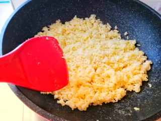 10、#炒饭秀#_韩式炒饭,要小火慢慢炒，这样蛋液才能把米饭均匀的包裹，金灿灿的。