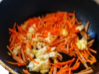 12、#炒饭秀#_韩式炒饭,炒胡萝卜丝火腿肠丝，加炒好的蛋清翻炒