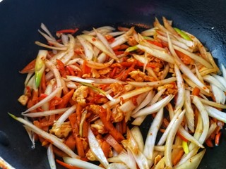 15、#炒饭秀#_韩式炒饭,加圆葱翻炒