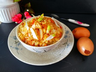 17、#炒饭秀#_韩式炒饭,一碗金黄诱人的米饭炒好了，看着就好好吃的样子吧。