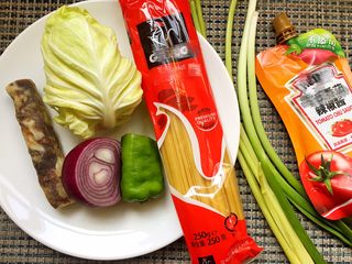 1、快手香肠炒意面,准备材料如图。