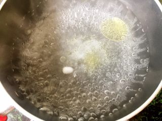 2、快手香肠炒意面,烧一锅水,加入适量橄榄油和盐。