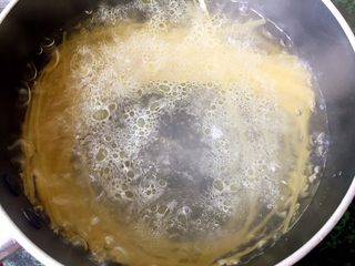 3、快手香肠炒意面,放入意面煮8-10分钟。