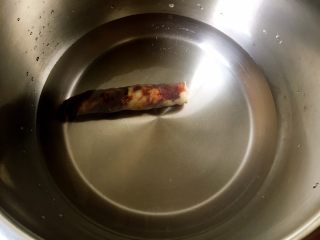 4、快手香肠炒意面,另取锅煮香肠。