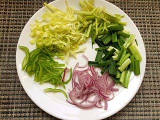 5、快手香肠炒意面,将配菜切成如图所示。